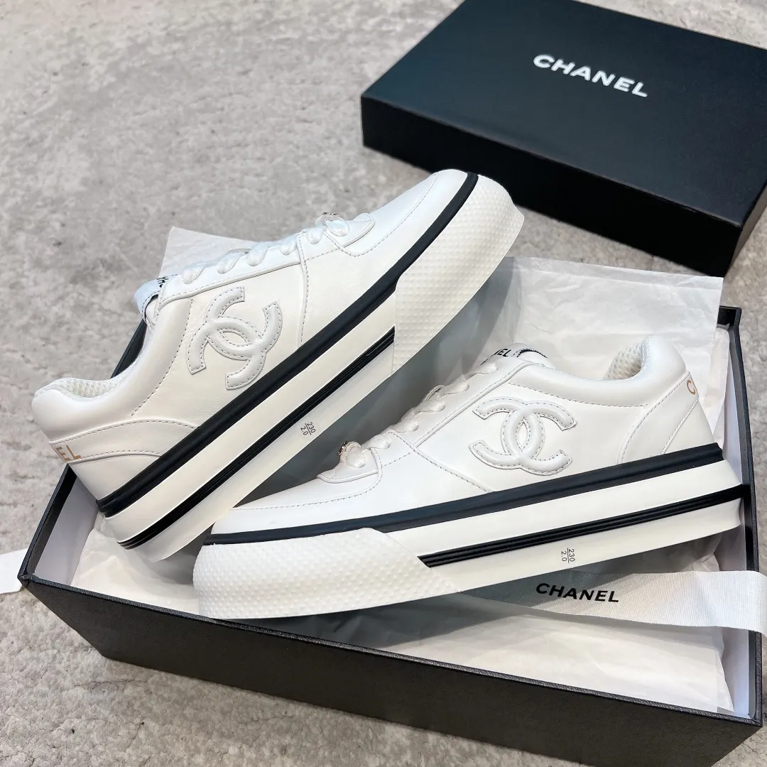 👟👟Ex-factory price 520👟👟 Chanel 23b new panda shoes C's new casual white shoes sneakers There is a reason why these shoes are so popular 🔥 They are so comfortable. They are a shoe that coexists with comfort, beauty and versatility. You can easily walk ten thousand or twenty thousand steps without any pressure. The original development last shape is delicate and stylish, and you are not afraid of wide feet. It will not make your feet fat, and it looks good and comfortable on your feet! It feels very light on the feet! Comfortable and breathable! Super whitening‼ ️It’s really a perfect match. Upper: first-layer cowhide/➕sheepskin lining. Exclusive 1:1 original customization [different from market currency‼ ️】The foot pads are made of imported mixed sheepskin, which is breathable and comfortable! ✔ T👟👟Ex-factory price U outsole exclusive original development private model! Differentiating the market rubber outsole‼ ️✔ Size: 35-39 (40 orders cannot be returned or exchanged)
